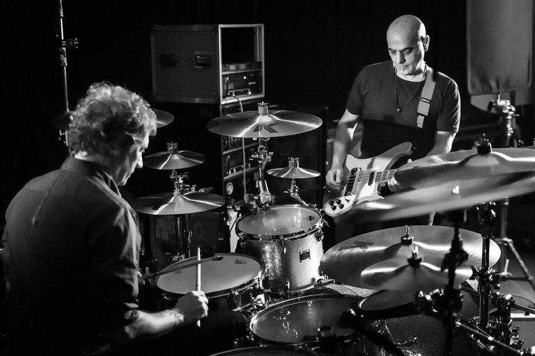 Alberti y Zeta en el estudio del baterista, ensayando las canciones de Soda Stereo.
