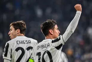 Dybala celebra con Federico Chiesa, autor del tercer gol del encuentro