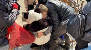 Kirill abraza un osito de peluche, donado como tantos juguetes para los refugiados