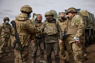 El presidente Volodimir Zelenski visita el frente de combate en el este de Ucrania (Archivo)