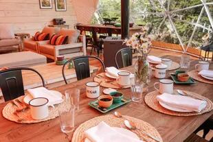 El desayuno listo en el domo house, un espacio amplio y de cálida decoración.