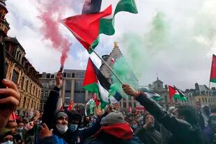 Unas personas sostienen banderas palestinas y bengalas durante una protesta en Lille, en el norte de Francia, el sábado 15 de mayo de 2021