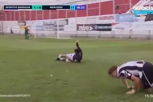 El jugador de Sportivo Barracas que sufrió una severa lesión en un choque contra un rival en la Primera D