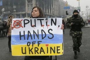 Una manifestante protesta contra el presidente de Rusia por su injerencia en Ucrania