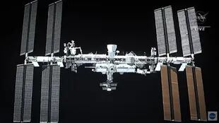 Esta captura de pantalla tomada de la transmisión en vivo de la NASA muestra la Estación Espacial Internacional tomada de la nave espacial Crew Dragon de SpaceX antes del acoplamiento, el 24 de abril.