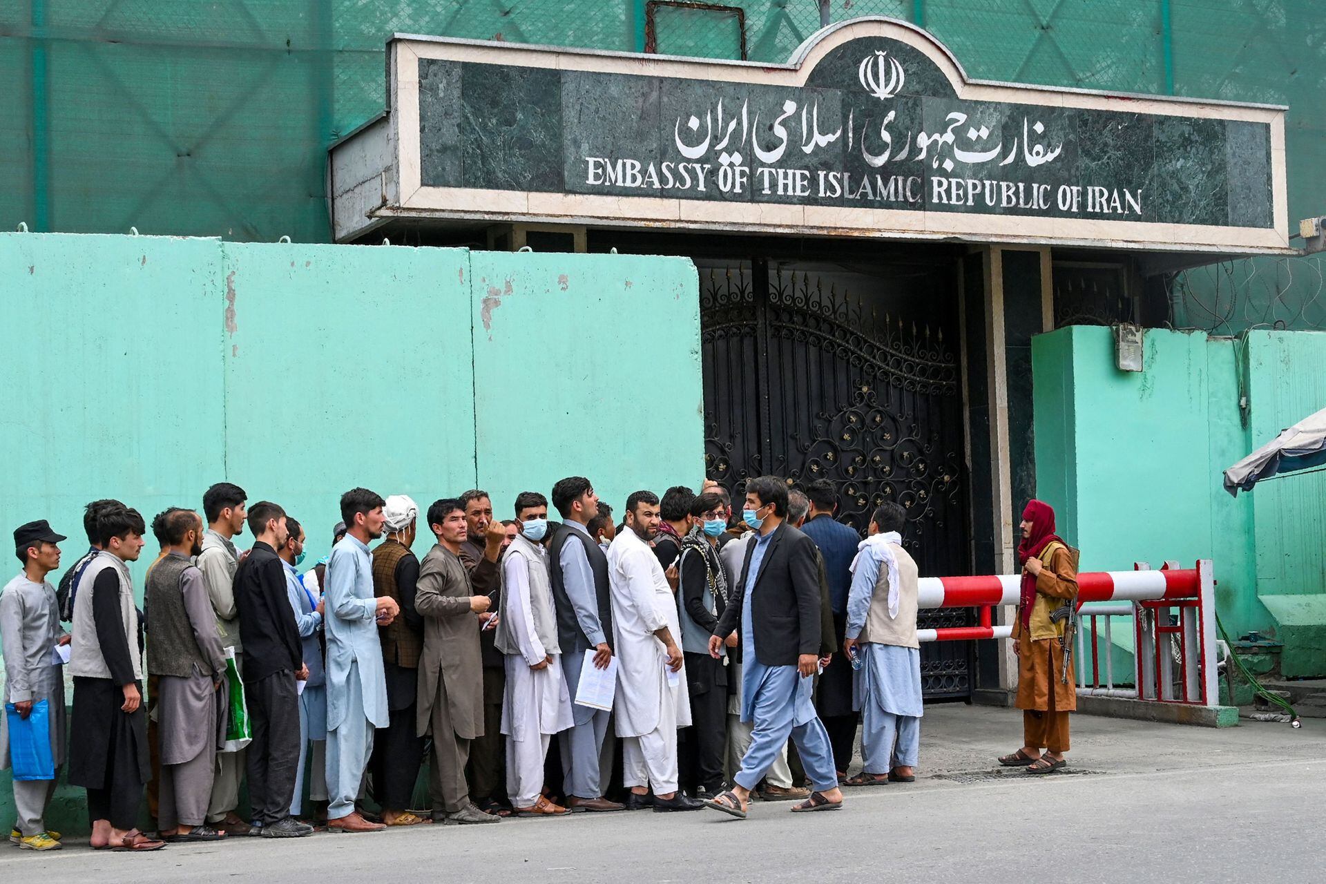 Los afganos hacen fila frente a la embajada iraní para obtener una visa en Kabul y poder abandonar el país lo antes posible