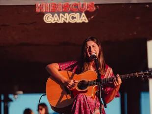La cantante Paz Carrarra deslumbró a los presentes con su talento vocal.