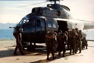 Comandos del Escuadrón Alacrán de Gendarmería Nacional durante su bautismo de fuego en las Islas Malvinas