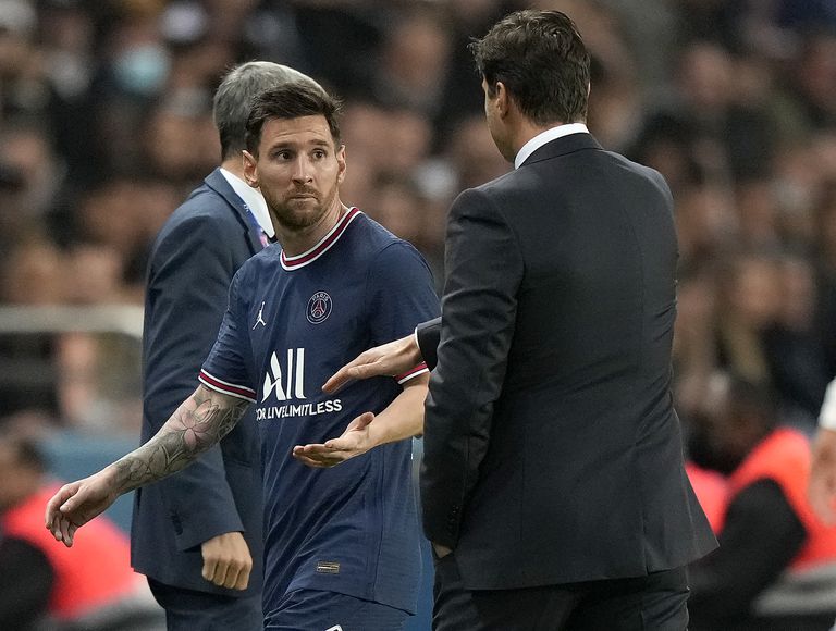 Lionel Messi observa al técnico el PSG Mauricio Pochettino tras ser sustituido en el partido contra Lyon por la liga de Francia.
