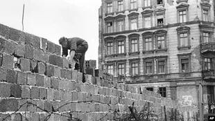 La  construcción comenzó el 13 de agosto de 1961, para gran consternación de los berlineses, que aún con restricciones se las arreglaban para cruzar entre los dos sectores de la ciudad