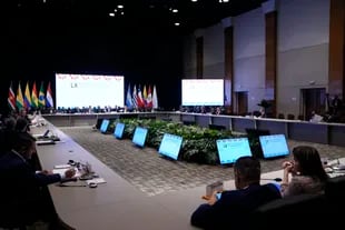 Los cancilleres sudamericanos asisten a la cumbre anual del bloque comercial Mercosur en el Centro de Convenciones Conmebol en Luque, Paraguay, el miércoles 20 de julio de 2022