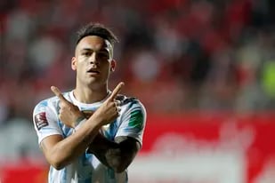 Lautaro Martínez acaba de convertir el segundo gol argentino en Calama; el campeón de América vence a Chile por 2-1