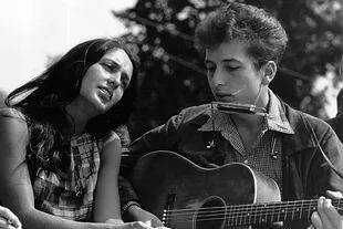 Joan Baez y Bob Dylan cantan durante una marcha por los derechos civiles, el 28 de agosto de 1963