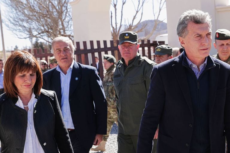 Mauricio Macri con Patricia Bullrich y Oscar Aguad, dos de sus exfuncionarios investigados junto a él por la Justicia federal.