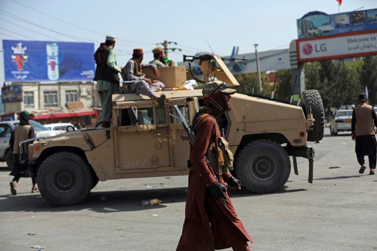 Talibanes montan guardia frente al Aeropuerto Internacional Hamid Karzai, en Kabul, Afganistán
