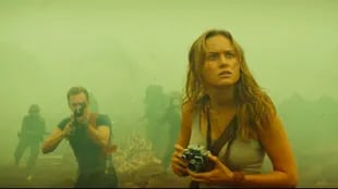 Brie Larson y Tom Hiddleston en Kong, la isla calavera