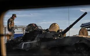 Un combatiente ucraniano se encuentra en la parte superior de un tanque en Kharkiv el 9 de septiembre de 2022