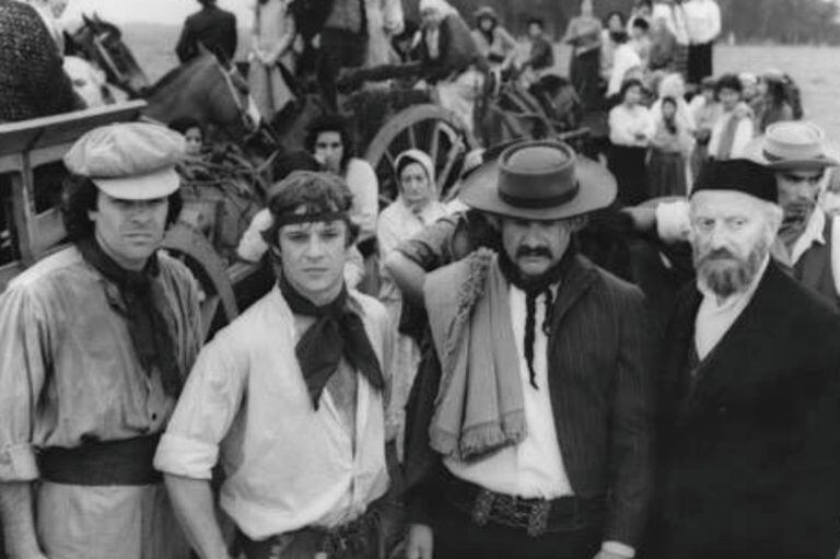 En alto del rodaje de Los gauchos judíos (1974), Adrián Ghío aparece junto a Víctor Laplace, Luis Politti e Ignacio Finder