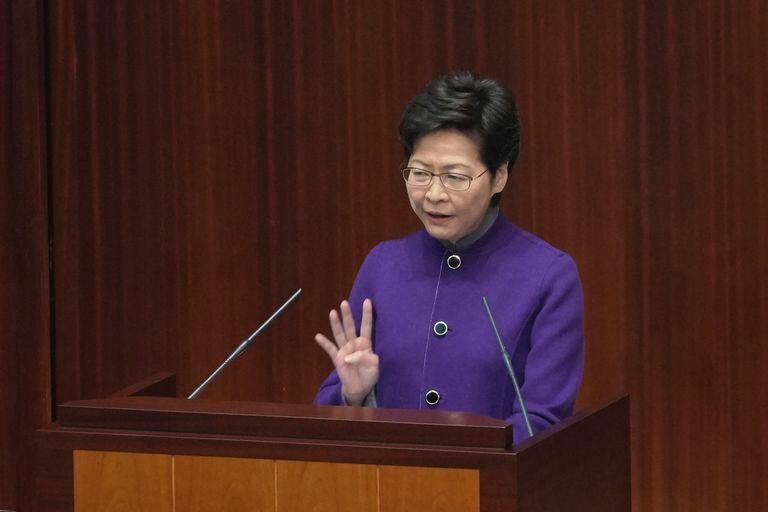 La jefa ejecutiva de Hong Kong, Carrie Lam, interviene en una sesión de control en el Consejo Legislativo, en Hong Kong, el 12 de enero de 2022. (AP Foto/Kin Cheung)