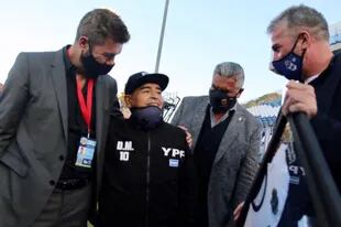 Maradona, saludado por Tinelli, Tapia y Pellegrino (presidente de Gimnasia), en el partido que le dio arranque al torneo.