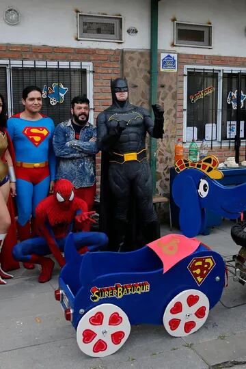 Demian Ventura el creador de SuperBatuque, en el centro, junto a los superhéroes en la puerta del museo