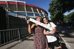 Cómo fue el primer día del retiro de entradas en el Monumental para Argentina-Panamá