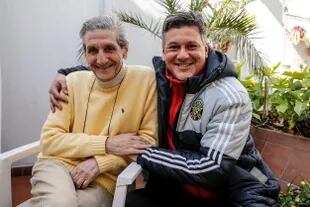 Con su hijo Pablo, que también es profe, e integra el cuerpo técnico de Eduardo Domínguez, yerno de Bianchi.
