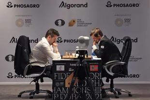 Magnus Carlsen en el noveno partido frente a Ian Nepomniachtchi en el Campeonato Mundial de Ajedrez de la FIDE Dubai 2021