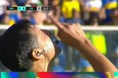 El día que un árbitro y un asistente festejaron una sanción: señal al cielo y "puñito" en Boca-Tigre
