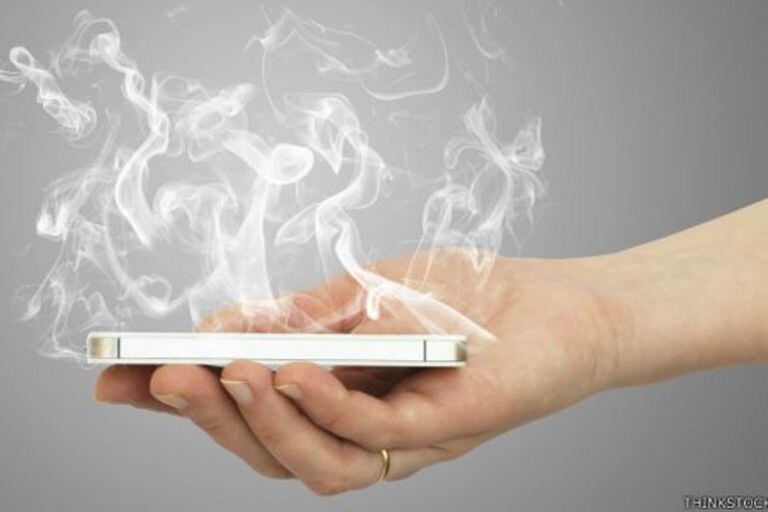 ¿Tu teléfono inteligente echa humo? Los motivos pueden ser varios