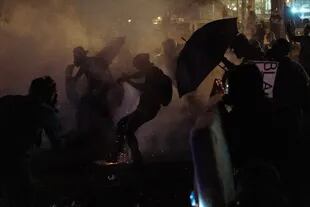 Los agentes federales rocía con gases lacrimógenos a los manifestantes en Portland, Oregon