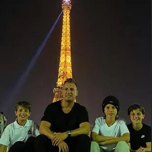 Maxi López pasó una semana con sus hijos en París, donde se los pudo ver a todos muy felices