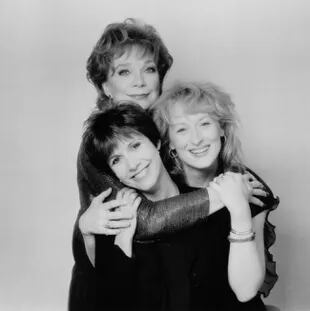 Fisher junto a Shirley MacLaine y Meryl Streep, las encargadas de protagonizar Postales del abismo, la ficción autobiográfica que la lanzó como cotizada guionista