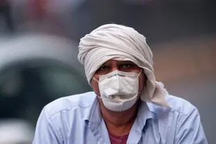 Una densa capa de smog cubre la ciudad de Nueva Delhi