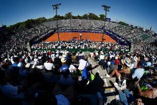 Vista panorámica del court central del Buenos Aires Lawn Tennis Club, escenario emblemático del tenis nacional.