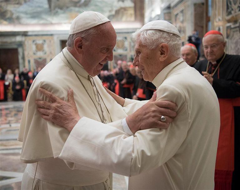 Bergoglio y Ratzinger, en una de las pocas apariciones de Benedicto XVI desde su renuncia