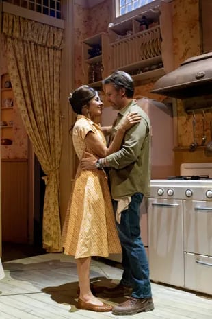 La catalana Nina y el argentino Gerónimo Rauch en la célebre escena de la cocina en el musical Los puentes de Madison
