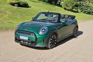 Cómo es manejar un MINI convertible