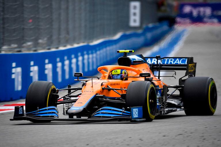 El piloto británico de McLaren, Lando Norris, defiende la punta ante los ataques de Hamilton