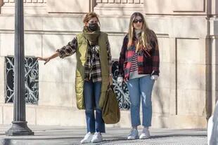 Juliana Awada, ex-Primera Dama de Argentina, junto a su hija, Valentina Barbier, de paseo por la capital Española