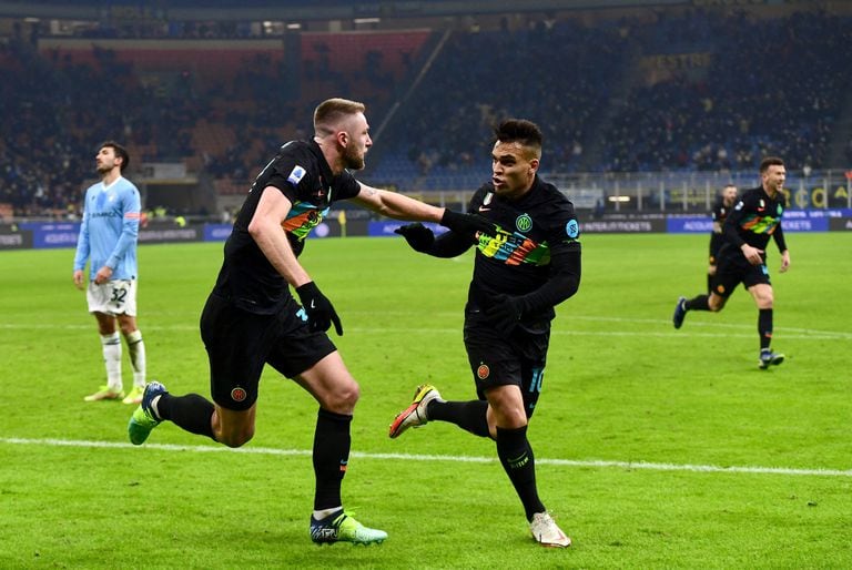 Lautaro festeja un gol con su nuevo socio de ataque, el bosnio Edin Dzeko