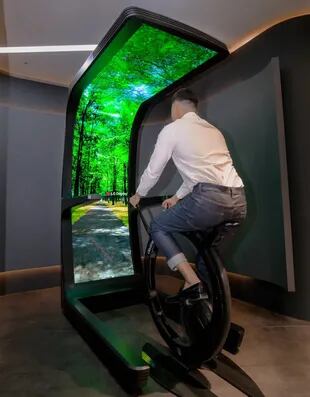 Además del cine personal con pantalla curva, LG Display también experimenta con una bicicleta fija tecnológica que busca ofrecer una rutina de ejercicios con una experiencia inmersiva