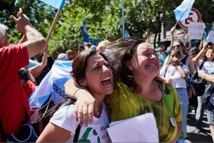 Tras la decisión final que se tomó en la Casa de las Leyes, los manifestantes demostraron su satisfacción, con banderas, pancartas y cánticos, con el lema "el agua de Mendoza no se negocia".