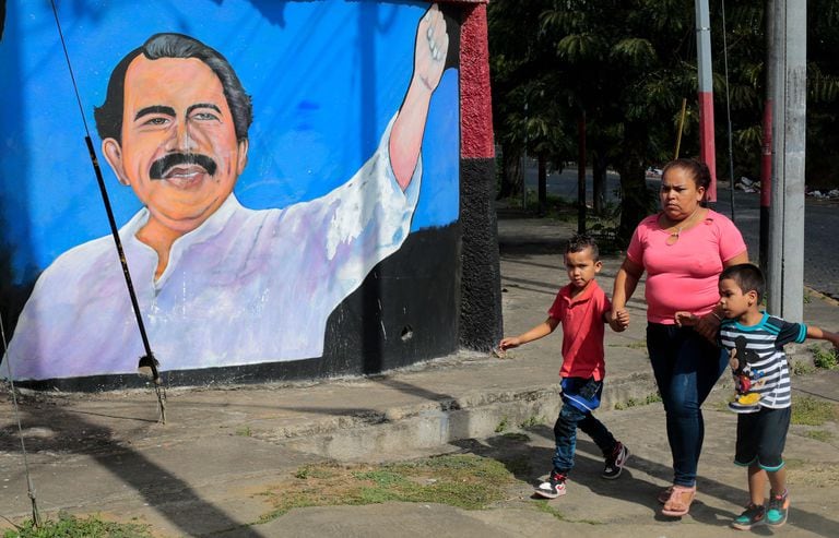 Un mural con la imagen de Daniel Ortega, en Managua