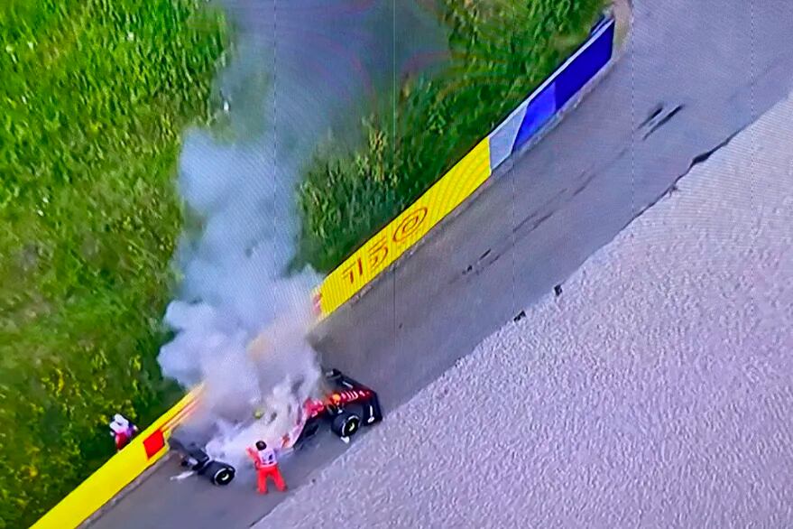 El humo en la Ferrari de Carlos Sainz Captura de video