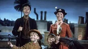  Un joven Dick Van Dyke junto a Julie Andrews en Mary Poppins (1964), de Robert Stevenson