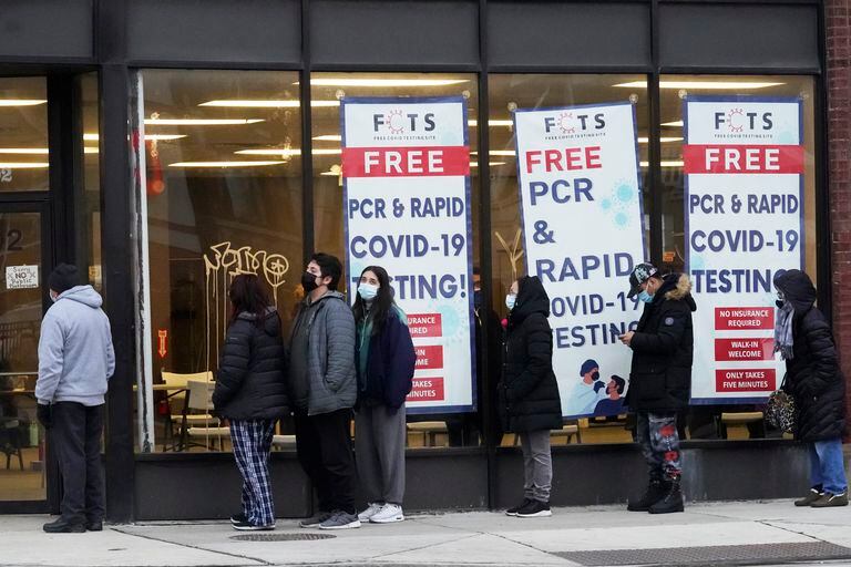 Varias personas hacen fila para hacerse una prueba gratuita de COVID-19 el 30 de diciembre de 2021, en Chicago. (AP Foto/Nam Y. Huh, Archivo)