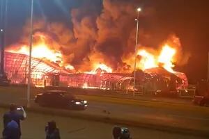 Un feroz incendio devoró por completo un depósito de la Aduana