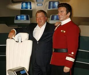 Con mi doble. William Shatner junto a su figura de cera del  capitán James T. Kirk...¿cuál es cuál?
