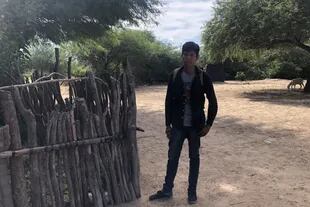 Kevin Díaz camina todos los días un kilómetro para llegar a la escuela en la comunidad Wichi de Puntana, en Salta